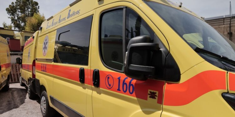 Θανατηφόρο τροχαίο στην Πειραιώς: Νεκρός οδηγός μηχανής που «καρφώθηκε» σε κολώνα