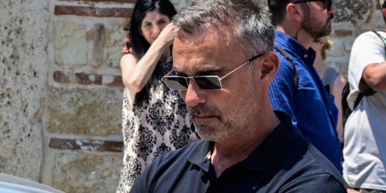 Γεράσιμος Μιχελής: Δάκρυα στην κηδεία του ηθοποιού – Συντετριμμένοι οι πρωταγωνιστές του «Παρά Πέντε»