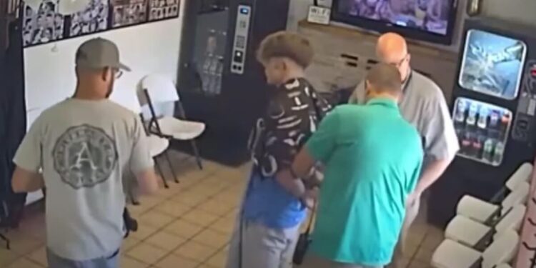 ΗΠΑ: Συνέλαβαν τον δράστη διπλής δολοφονίας ενώ έκοβε τα μαλλιά του σε κομμωτήριο