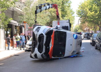 Η στιγμή που λευκό βαν εμβολίζει το ασθενοφόρο στο Γουδί και εξαφανίζεται – Σοκάρει η περιγραφή του διασώστη για τον ασθενή που σκοτώθηκε