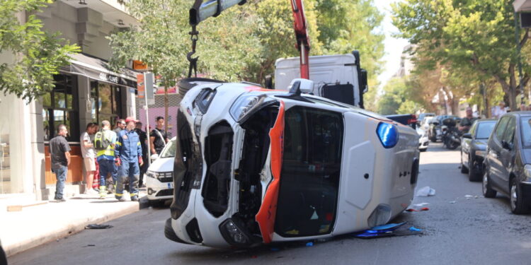 Η στιγμή που λευκό βαν εμβολίζει το ασθενοφόρο στο Γουδί και εξαφανίζεται – Σοκάρει η περιγραφή του διασώστη για τον ασθενή που σκοτώθηκε