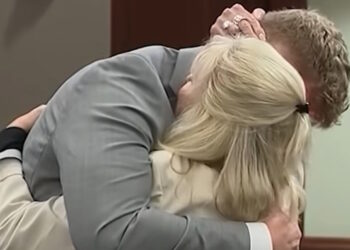 Αγκάλιασε τον οδηγό που σκότωσε και εγκατέλειψε τον σύζυγό της σε τροχαίο στις ΗΠΑ – Το βίντεο που έγινε viral