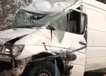 Θεσσαλονίκη: Φορτηγό πέρασε στο αντίθετο ρεύμα και «καρφώθηκε» σε αυτοκίνητο – Νεκρός 67χρονος οδηγός