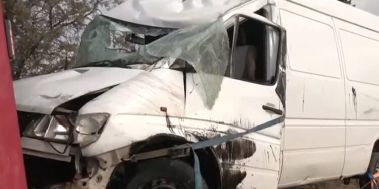 Θεσσαλονίκη: Φορτηγό πέρασε στο αντίθετο ρεύμα και «καρφώθηκε» σε αυτοκίνητο – Νεκρός 67χρονος οδηγός