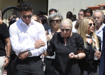 Το τελευταίο αντίο στην Αλεξάνδρα Νικολαΐδου – Λύγισαν η μητέρα της και ο σύντροφος της Ντέμης Νικολαΐδης στην κηδεία