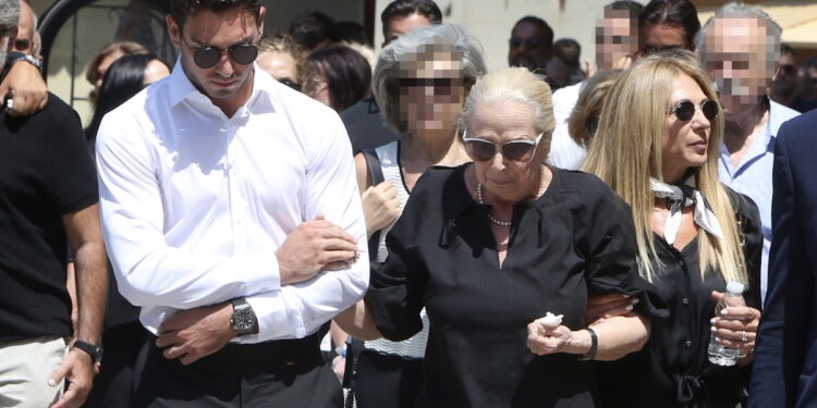 Το τελευταίο αντίο στην Αλεξάνδρα Νικολαΐδου – Λύγισαν η μητέρα της και ο σύντροφος της Ντέμης Νικολαΐδης στην κηδεία