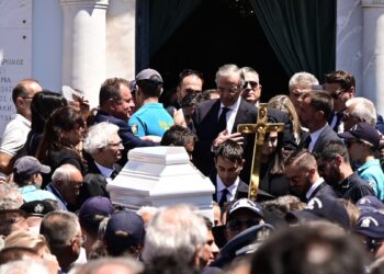Κηδεία Λένας Σαμαρά: Καταρρακωμένος ο Αντώνης Σαμαράς και η σύζυγός του – «Τι να πει ένας πατέρας που χάνει το παιδί του»