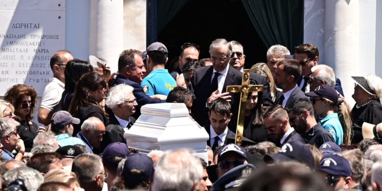 Κηδεία Λένας Σαμαρά: Καταρρακωμένος ο Αντώνης Σαμαράς και η σύζυγός του – «Τι να πει ένας πατέρας που χάνει το παιδί του»