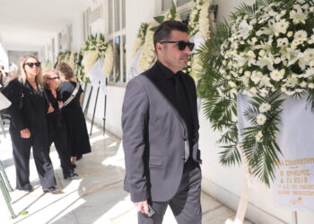 Δημήτρης Κωνσταντάρας: Το τελευταίο αντίο στον δημοσιογράφο – Συγκινημένοι η σύζυγος και τα παιδιά του