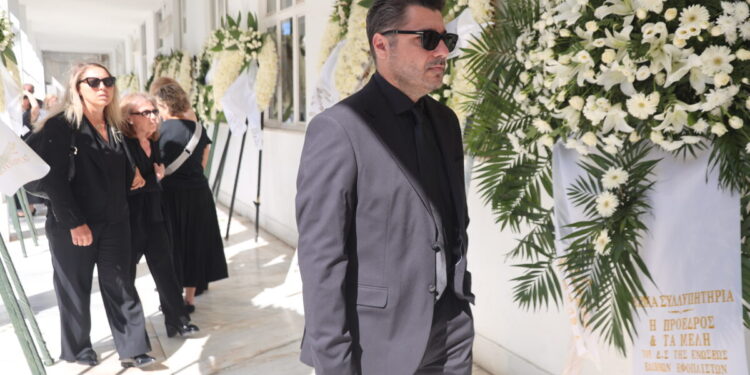 Δημήτρης Κωνσταντάρας: Το τελευταίο αντίο στον δημοσιογράφο – Συγκινημένοι η σύζυγος και τα παιδιά του