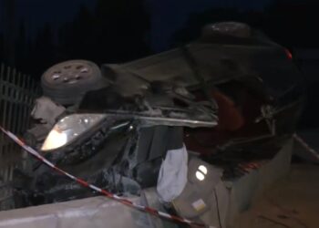 Τροχαίο δυστύχημα στη Θεσσαλονίκη: Αυτοκίνητο έπεσε σε περίφραξη σχολείου – Νεκρός 22χρονος, στο νοσοκομείο 2 τραυματίες