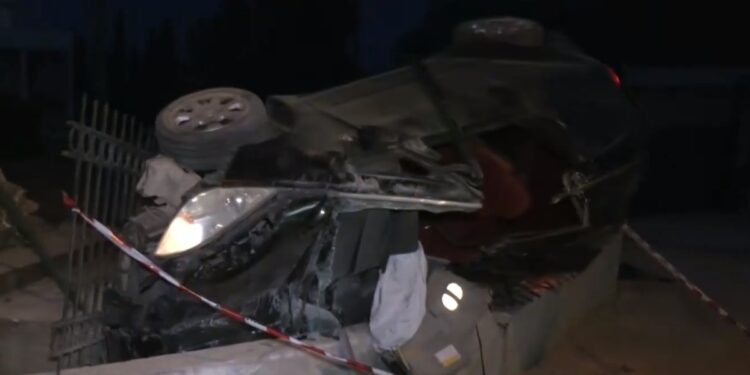 Τροχαίο δυστύχημα στη Θεσσαλονίκη: Αυτοκίνητο έπεσε σε περίφραξη σχολείου – Νεκρός 22χρονος, στο νοσοκομείο 2 τραυματίες