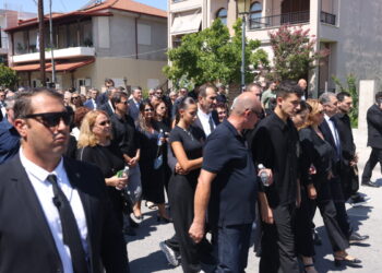Απόστολος Βεσυρόπουλος: Πλήθος κόσμου στην κηδεία του – Τυλιγμένο με την ελληνική σημαία το φέρετρό του