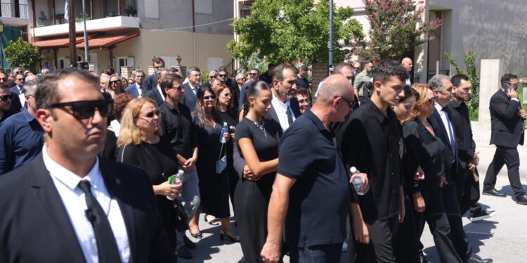 Απόστολος Βεσυρόπουλος: Πλήθος κόσμου στην κηδεία του – Τυλιγμένο με την ελληνική σημαία το φέρετρό του