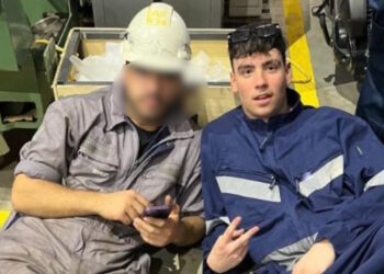 Θρήνος στην κηδεία του 20χρονου ναυτικού που εγκλωβίστηκε στην πόρτα πλοίου