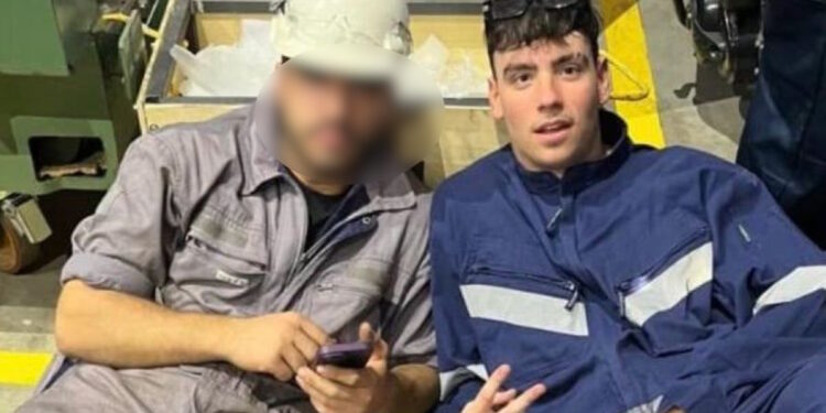 Θρήνος στην κηδεία του 20χρονου ναυτικού που εγκλωβίστηκε στην πόρτα πλοίου