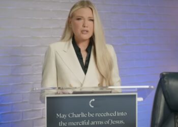 Τσάρλι Κερκ: Η σπαρακτική ομιλία της συζύγου του – «Με ρώτησε η κόρη μας που είναι ο μπαμπάς, της είπα πως πήγε ταξίδι με τον Ιησού»