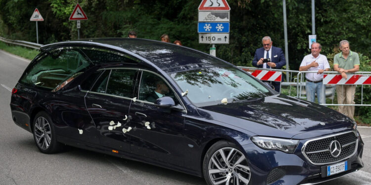 Τζόρτζιο Αρμάνι: Στιγμιότυπα από την κηδεία του σε κλειστό οικογενειακό κύκλο – Συγγενείς και κοντινοί φίλοι λένε το τελευταίο «αντίο»
