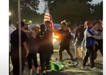 Άγριος καβγάς σε αγρυπνία για τον Τσάρλι Κερκ – Ακτιβιστής έβρισε το πλήθος και τον ξυλοκόπησαν