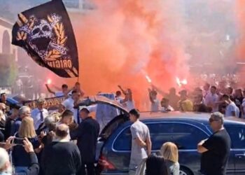 Βόλος: Με τον ύμνο της ΑΕΚ και κρατώντας καπνογόνα στα χέρια, το τελευταίο αντίο στον 18χρονο Νίκο