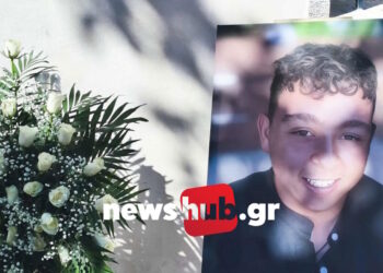 Ηράκλειο: Σπαραγμός στην κηδεία του 17χρονου που σκοτώθηκε στον ΒΟΑΚ – Σε λευκό φέρετρο η σορός, μοίραζαν μπουμπουνιέρες
