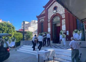 Πάτρα: «Μενεξέδες και Ζουμπούλια» για την Τιτίκα – Το τραγούδι που ράγισε καρδιές στο τελευταίο αντίο στην 86χρονη