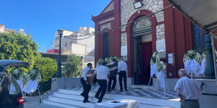 Πάτρα: «Μενεξέδες και Ζουμπούλια» για την Τιτίκα – Το τραγούδι που ράγισε καρδιές στο τελευταίο αντίο στην 86χρονη