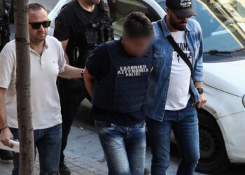 Δολοφονία στη Θεσσαλονίκη: «Πώς θα γίνει οι δικαστές να τον απαλλάξουν;» λέει ο πατέρας του δράστη που έπνιξε με σακούλα την αδελφή του