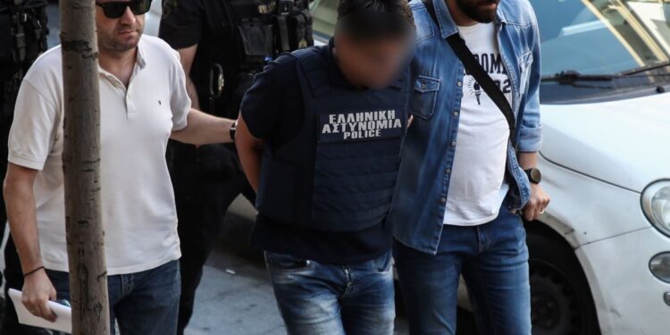 Δολοφονία στη Θεσσαλονίκη: «Πώς θα γίνει οι δικαστές να τον απαλλάξουν;» λέει ο πατέρας του δράστη που έπνιξε με σακούλα την αδελφή του