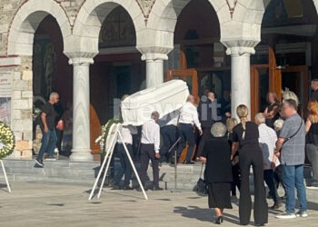 Βόλος: Βουβός θρήνος στην κηδεία του 20χρονου Ιάσωνα που έπεσε από την ταράτσα πολυκατοικίας – «Ήταν ένα ανόητο ατύχημα»