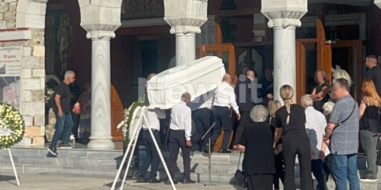 Βόλος: Βουβός θρήνος στην κηδεία του 20χρονου Ιάσωνα που έπεσε από την ταράτσα πολυκατοικίας – «Ήταν ένα ανόητο ατύχημα»