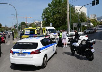 Τροχαίο δυστύχημα στο Λαύριο: Νεκρός 45χρονος οδηγός που καρφώθηκε με την μηχανή του σε φανάρι