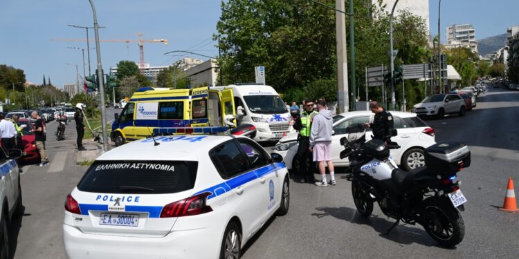 Τροχαίο δυστύχημα στο Λαύριο: Νεκρός 45χρονος οδηγός που καρφώθηκε με την μηχανή του σε φανάρι