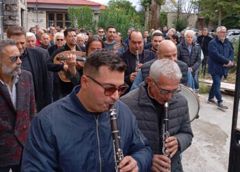 Γρηγόρης Καψάλης: Με κλαρίνα η κηδεία του θρυλικού δεξιοτέχνη μουσικού στα Γιάννενα – Εικόνες από το τελευταίο αντίο