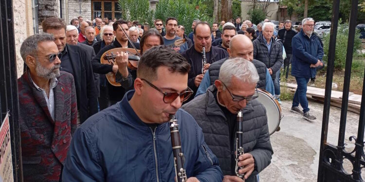 Γρηγόρης Καψάλης: Με κλαρίνα η κηδεία του θρυλικού δεξιοτέχνη μουσικού στα Γιάννενα – Εικόνες από το τελευταίο αντίο