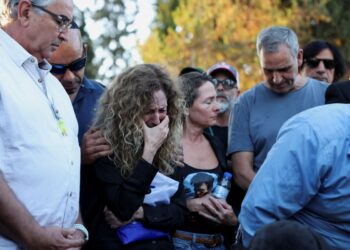 «Ξεκουράσου τώρα, αγάπη μου»: Σπαραγμός στην κηδεία ισραηλινού ομήρου – Η Χαμάς επέστρεψε τη σορό του τη Δευτέρα