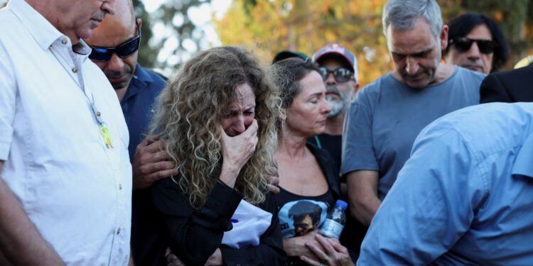 «Ξεκουράσου τώρα, αγάπη μου»: Σπαραγμός στην κηδεία ισραηλινού ομήρου – Η Χαμάς επέστρεψε τη σορό του τη Δευτέρα