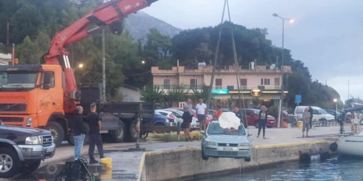 Κεφαλονιά: Νεκρός ηλικιωμένος σε τροχαίο – Το αυτοκίνητο έπεσε στο λιμάνι του Πόρου