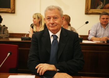Δίκη Σήφη Βαλυράκη: «Τα τραύματα ήταν όλα θανατηφόρα, σφαγιασμός», λέει η σύζυγός του και επιμένει ότι ήταν δολοφονία