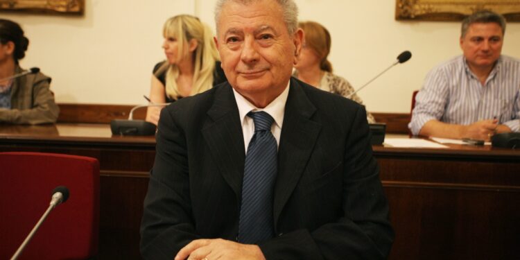 Δίκη Σήφη Βαλυράκη: «Τα τραύματα ήταν όλα θανατηφόρα, σφαγιασμός», λέει η σύζυγός του και επιμένει ότι ήταν δολοφονία