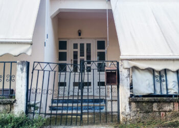 Τρίκαλα: «Άφηνε τα παιδιά νηστικά και τους έκαψε τα ρούχα» λέει ο θείος του 18χρονου που σκότωσε τη μητέρα του