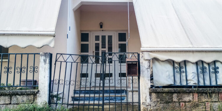 Τρίκαλα: «Άφηνε τα παιδιά νηστικά και τους έκαψε τα ρούχα» λέει ο θείος του 18χρονου που σκότωσε τη μητέρα του