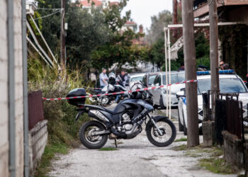 Τρίκαλα: Στο πλευρό του 18χρονου μητροκτόνου ο πατέρας του – Είχαν κακές σχέσεις με τη μητέρα του, λένε συγγενείς