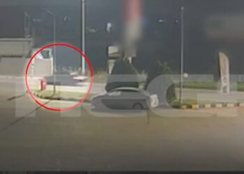 Σαλαμίνα: Βίντεο ντοκουμέντο με την 46χρονη να φεύγει με το αυτοκίνητο μετά τη δολοφονία της 75χρονης