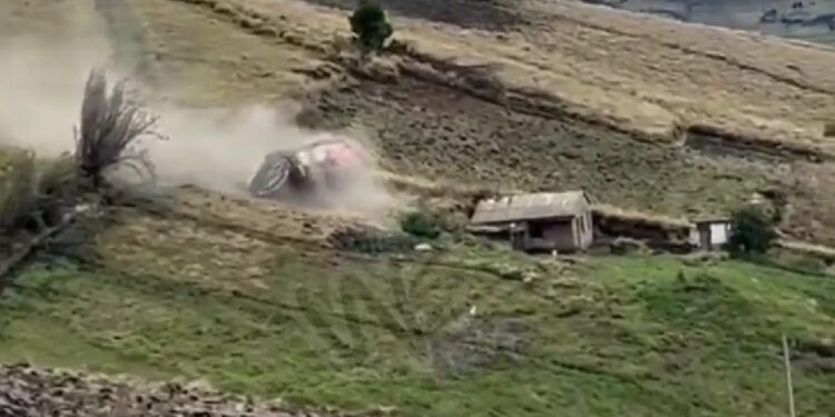 Ισημερινός: 21 νεκροί και 40 τραυματίες σε τροχαίο με λεωφορείο – Η στιγμή που κατρακυλάει σε βουνοπλαγιά