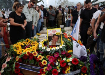 Ισραήλ: «Δεν αφήνουμε κανέναν πίσω» – Βαρύ πένθος και συγκίνηση στην κηδεία του Χαντάρ Γκόλντιν που σκοτώθηκε στη Γάζα το 2014