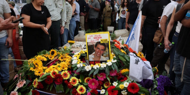 Ισραήλ: «Δεν αφήνουμε κανέναν πίσω» – Βαρύ πένθος και συγκίνηση στην κηδεία του Χαντάρ Γκόλντιν που σκοτώθηκε στη Γάζα το 2014