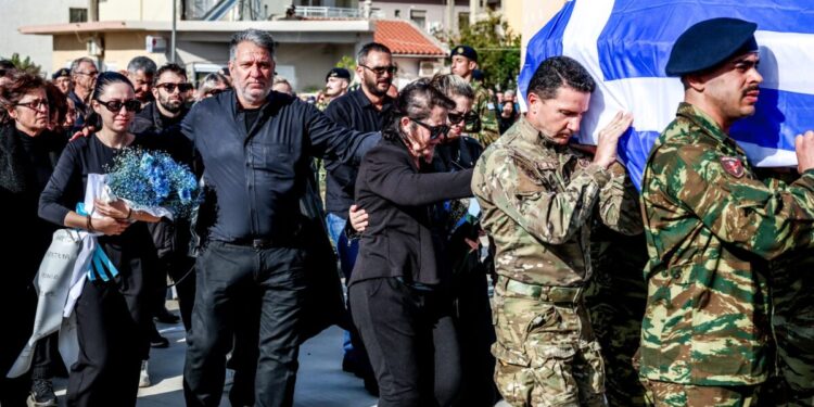 Τυμπάκι: Οδύνη στην κηδεία του 19χρονου που σκοτώθηκε στη Ρόδο – Τύλιξαν με την γαλανόλευκη σημαία το φέρετρό του