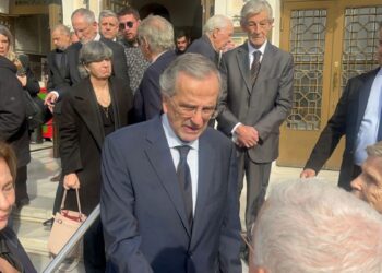 Δημήτρης Σταμάτης: Πλήθος κόσμου στην κηδεία του πρώην υπουργού – Παρών και ο Αντώνης Σαμαράς με τη σύζυγό του Γεωργία
