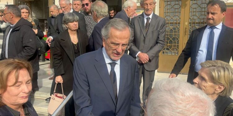 Δημήτρης Σταμάτης: Πλήθος κόσμου στην κηδεία του πρώην υπουργού – Παρών και ο Αντώνης Σαμαράς με τη σύζυγό του Γεωργία
